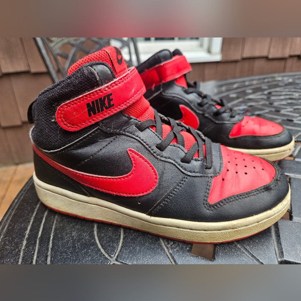 Nike Boys Sneakers Size 2.5 Red Black